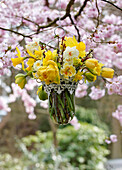 Hängender Frühlingsstrauß aus Narzissen, Tulpen und Primel