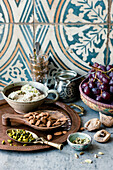 Zutaten für orientalische Desserts - Mandeln, Feigen, Pistazien, Feigen