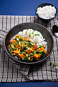 Kürbis-Kokos-Curry mit Kichererbsen, Spinat und Cashewkernen, dazu Jasmin-Reis