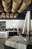 An der Decke hängende Fässer im Speisesaal, Viura Hotel, Rioja, Spanien