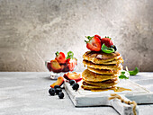 Vegane Pancakes mit Ahornsirup und Früchten