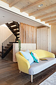 Sofa vorm Raumteiler aus Holz zum Flur und Treppenhaus