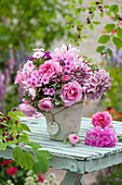 Rosafarbener Strauß aus Rosen, Dahlien, Phlox und Hortensie