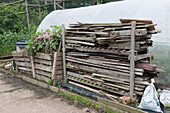 Planks and post of wood to recycle