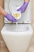 Emptying catheter in toilet
