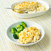 Macaroni cheese and broccoli