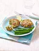 Tuna patties with green beans