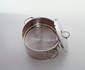 Two-level cooking pan with colander and lid