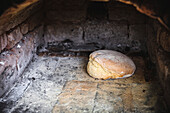 Rustikales Brot im traditionellen Brotbackofen