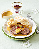 Rinderfilet mit Gemüsesauce und Semmelknödeln zu Weihnachten