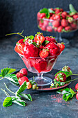 Erdbeersorbet, garniert mit frischen Erdbeeren