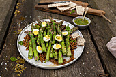Salad with green asparagus, lentils and boiled eggs
