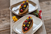 Vegan shortcrust pastry boats with matcha cream and creamy nougat ganache