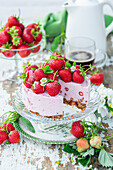 Erdbeer-Frischkäse-Torte mit Honig-Granola-Basis (No Bake)
