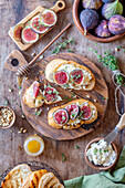 Toasted bread with cream cheese and figs