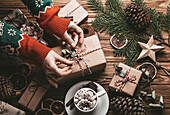 Weihnachtgeschenke, Dekoration und heiße Schokolade mit Marshmallow