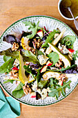 Salad with pears, walnuts and blue cheese