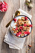 Granola mit griechischem Joghurt, Himbeeren und Mandeln