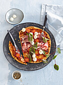 Piadina-Pizza mit Minimozzarella und Schinken
