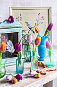 Tulpen in Flaschen, bemalte Box und Vintage Druck