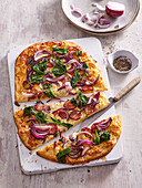 Hausgemachte Zwiebelpizza mit Spinat