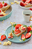 Grated cake with white chocolate and strawberries