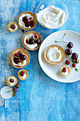 Tartletts with yogurt cream and cherries