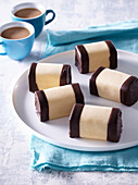 Meringue tubes with chocolate