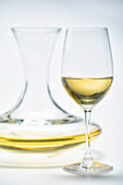Decanter und Glas mit Weißwein
