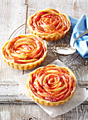 Small apple rose cakes from puff pastry