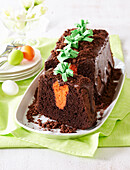 Schokoladen-Kastenkuchen mit Karottenmotiv zu Ostern