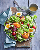 Leave salad with salmon, radish and eggs