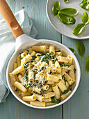 Pasta (tortilignoni) with spinach and basil