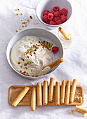 Leichte Frischkäse-Joghurt-Creme mit Himbeeren und Gebäckröllchen zum Dippen