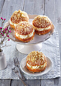 Prague mini cakes with crumbles and cream filling