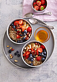 Porridge mit Nüssen und Früchten