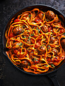 Pasta mit Fleischbällchen und Tomatensauce
