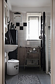 Blick ins Badezimmer mit alter Trittleiter unter dem Fenster