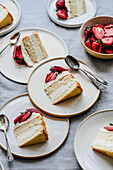 Cake with mascarpone and strawberries