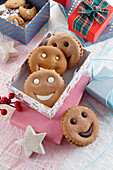 Lustiges Weihnachtsgebäck in Smileyform mit Schokolade