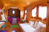 Holzverkleideter Wohnwagen mit Sitz- und Schlafbereich