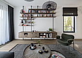 Couchtisch-Set, Sessel und Bücherregal-Lowboard-Kombination im Wohnzimmer