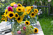Sonnenblumensträuße mit Rosen, Borretsch und Fenchelblüten