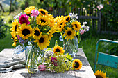 Sonnenblumensträuße mit Rosen, Borretsch und Fenchelblüten