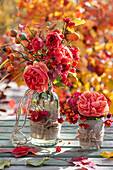 Kleine Herbststräuße aus Rosen, Hagebutten und Pfaffenhütchen