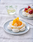 Meringue tarts with oranges