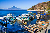 Boote am Ufer, Lago de Atitlán, Solola, Guatemala