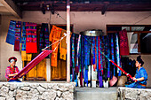 Traditionelles Weben in der Ixoq Ajkeem Frauen-Kooperative, San Juan La Laguna, Solola, Guatemala, Mittelamerika