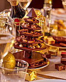 Weihnachtsbaum aus Schokolade mit Nüsse