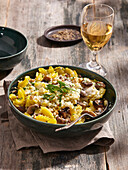 Gratinated pasta with mushrooms and blue cheese
